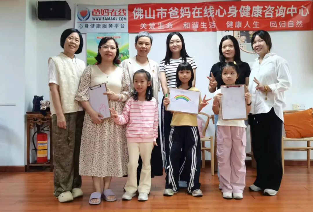 感恩母親 繪畫溫情——佛山市爸媽在線中心舉辦母親節親子活動